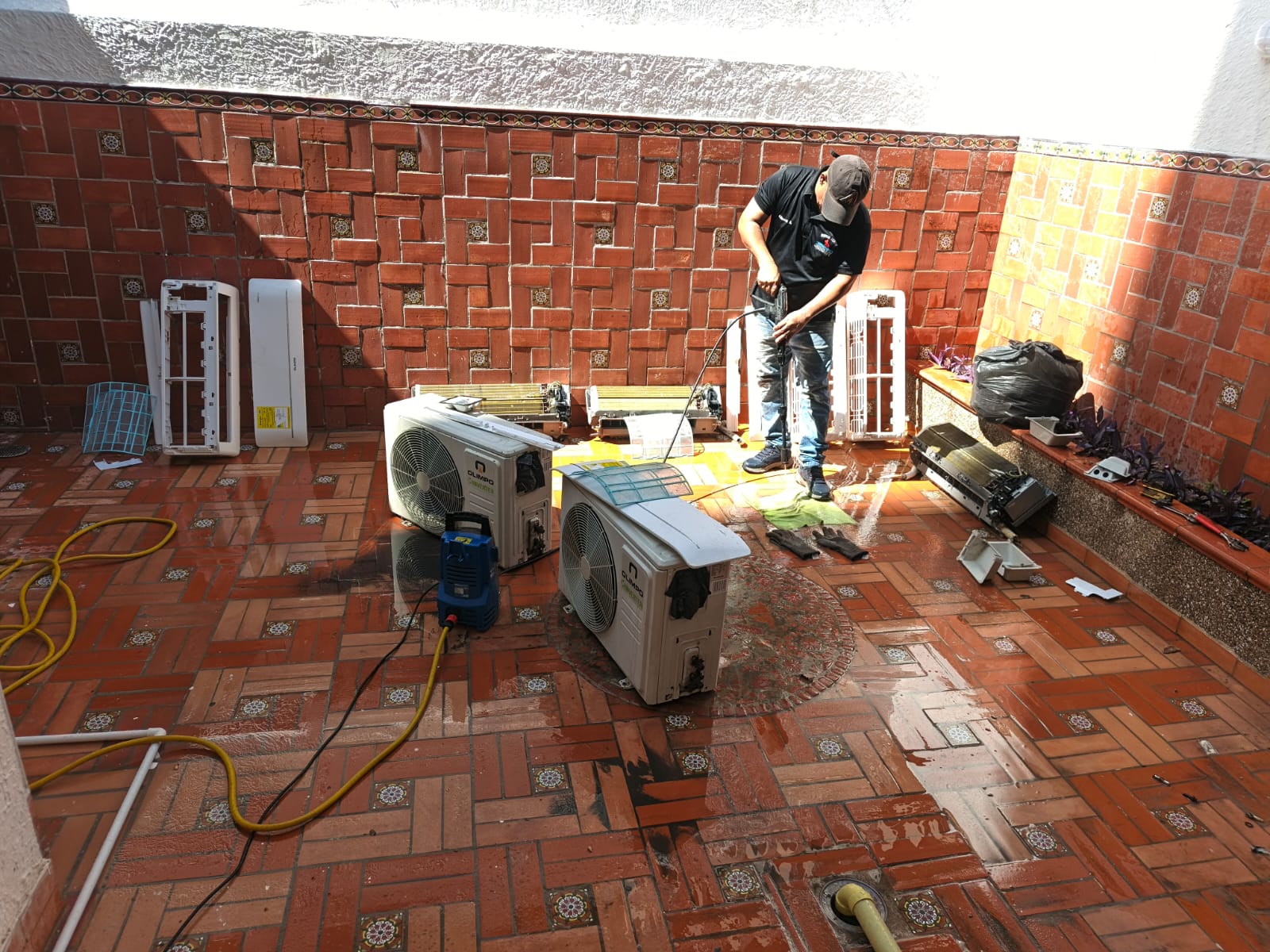 Equipo técnico Chrisdayk en servicio